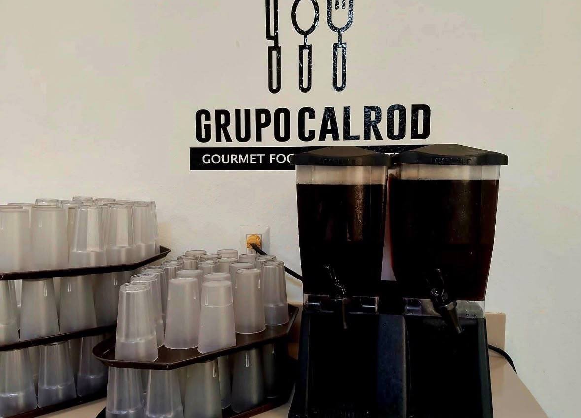Dispensadores con aguas frescas del día
