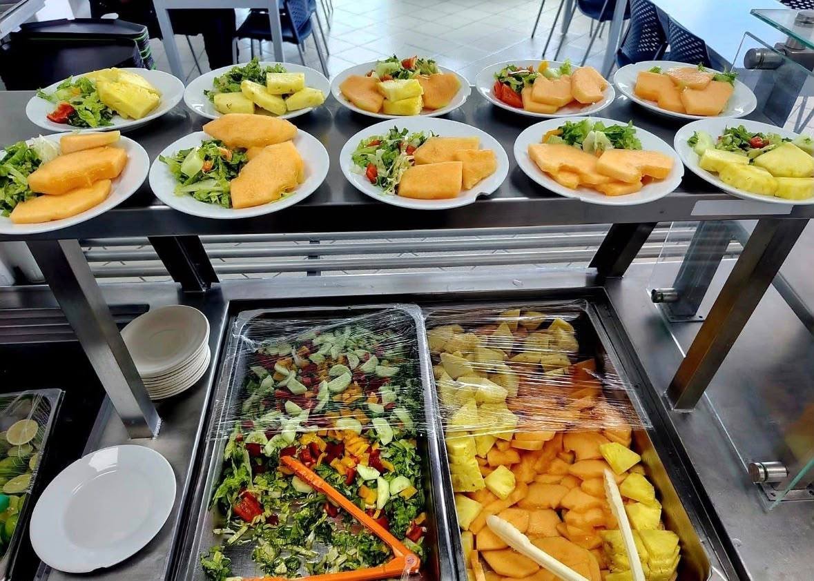 Guiso caliente en línea de servicio