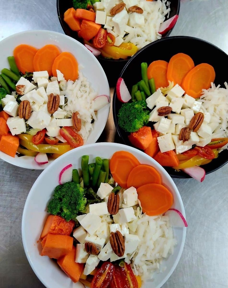 Barra de ensaladas y vegetales frescos