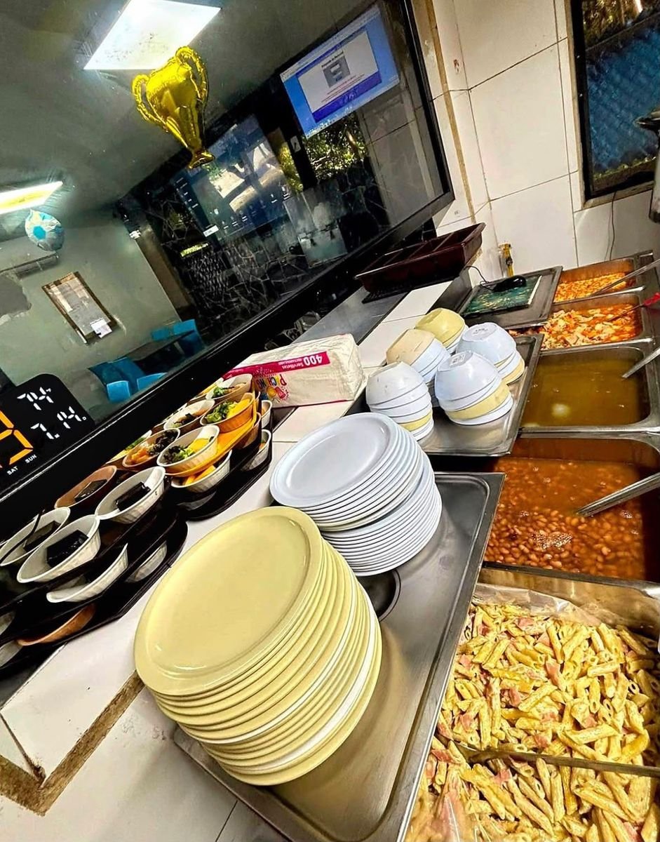 Línea de servicio en comedor industrial
